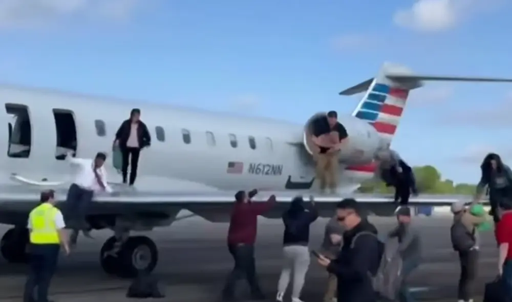 Ante la situación de emergencia, los viajeros fueron evacuados rápidamente por las alas del avión, una medida que garantizó su seguridad. Foto: Captura de Fox News Ante la situación de emergencia, los viajeros fueron evacuados rápidamente por las alas del avión, una medida que garantizó su seguridad. Foto: Captura de Fox News