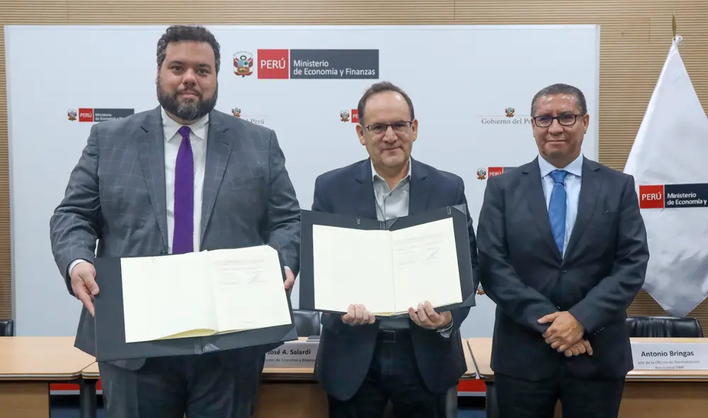 El contrato contó con la firma del representante del BID en Perú, el titular del MEF y el jefe de la ONP. Foto: Andina