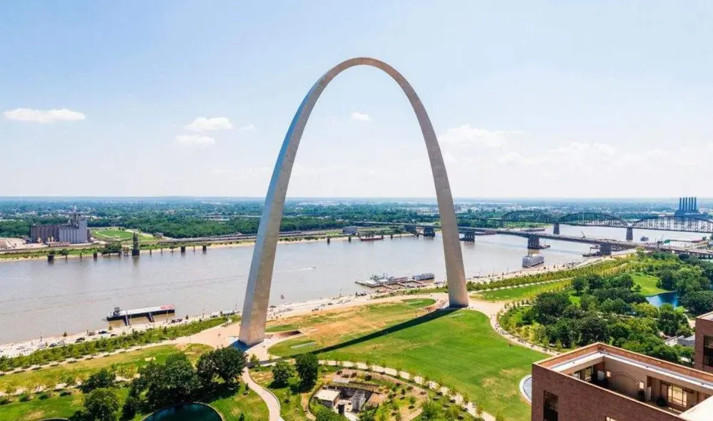 El Gateway Arch, con 200 metros de altura, es el monumento más alto de Estados Unidos y un símbolo histórico que conmemora la expansión hacia el oeste del país desde San Luis, Misuri.