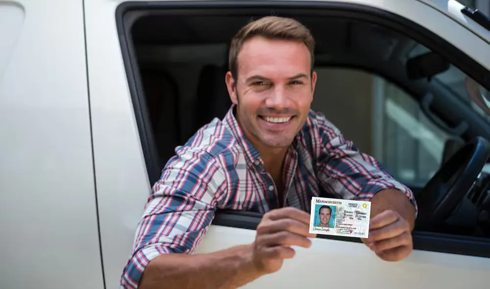 El DMV (Department of Motor Vehicles) es la agencia encargada de emitir licencias de conducir, identificaciones y gestionar registros de vehículos en EE. UU. Foto: composición LR7 Freepik