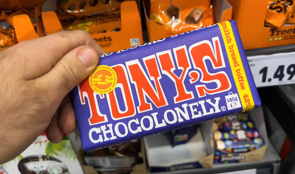 Tony's Chocolonely, fundada en 2005 en los Países Bajos, se destaca por su compromiso con el comercio justo y la producción de chocolate libre de esclavitud y trabajo infantil. Foto: La Opinión