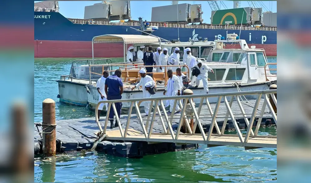 Haitianos desembarcando de un barco de la Guardia Costera estadounidense tras ser interceptados cerca de Providenciales, Islas Turcas y Caicos. Foto: Facebook de Ose Actu Haitianos desembarcando de un barco de la Guardia Costera estadounidense tras ser interceptados cerca de Providenciales, Islas Turcas y Caicos. Foto: Facebook de Ose Actu