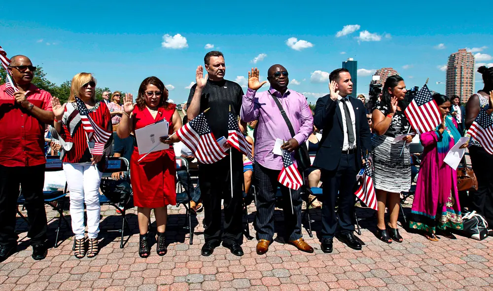 La juramentación de los inmigrantes sin ciudadanía de EE.UU. puede evitarse por temas religiosos, entre otros más. Foto: Composición LR/ShareAmerica La juramentación de los inmigrantes sin ciudadanía de EE.UU. puede evitarse por temas religiosos, entre otros más. Foto: Composición LR/ShareAmerica
