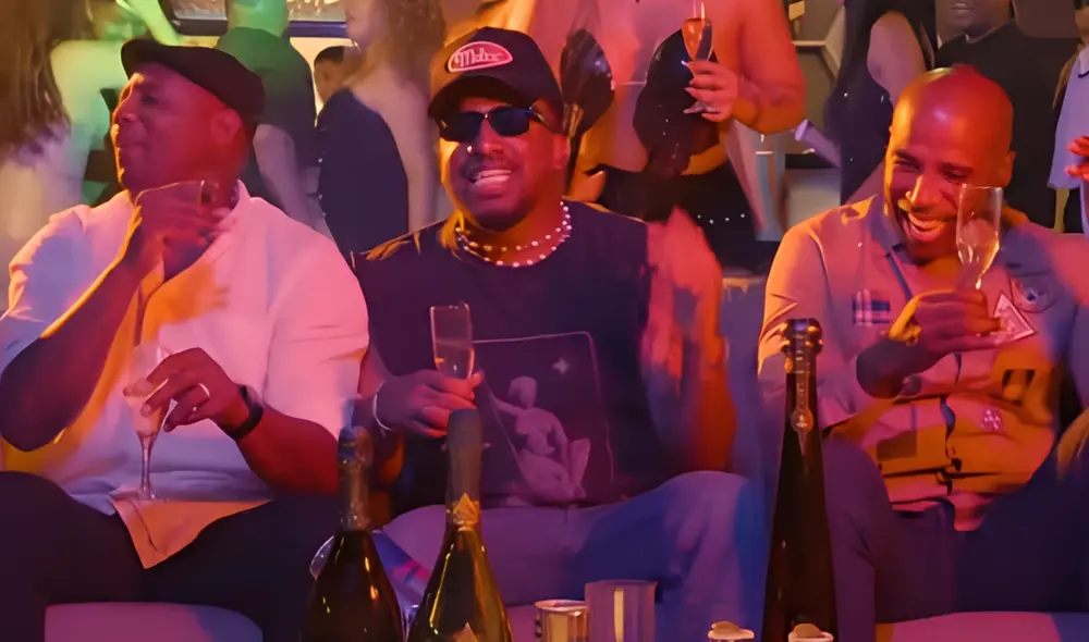 Jefferson farfán bailó y bebió en videoclip 'Amá Charo'. Foto: composición LR/captura/La Timba Calienite