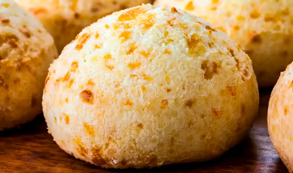Este panecillo brasileño destaca en la gastronomía sudamericana por su sabor auténtico, elaborado a base de almidón de yuca, queso y huevos. Foto: Receitas. Este panecillo brasileño destaca en la gastronomía sudamericana por su sabor auténtico, elaborado a base de almidón de yuca, queso y huevos. Foto: Receitas.