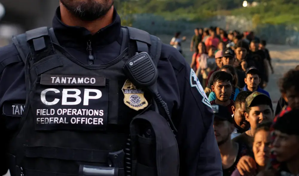 Inspectores de CBP en San Ysidro acusados de sobornos y tráfico de migrantes, tras una investigación que destapó corrupción en la frontera sur. Foto: composición LR/Dallas Morning News/EFE