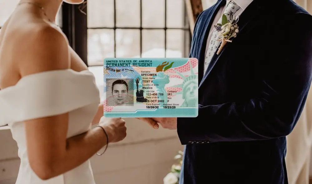 Obtener la residencia permanente en EE.UU. a través del matrimonio es un proceso legal común que requiere la presentación de formularios específicos ante el USCIS. Foto: Composición LR/ Freepik/ Green Card