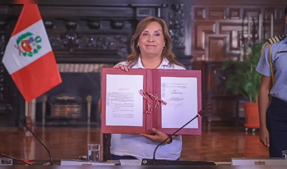 Dina Boluarte firma autógrafa sobre uso de armas en PNP. Foto: captura Dina Boluarte firma autógrafa sobre uso de armas en PNP. Foto: captura