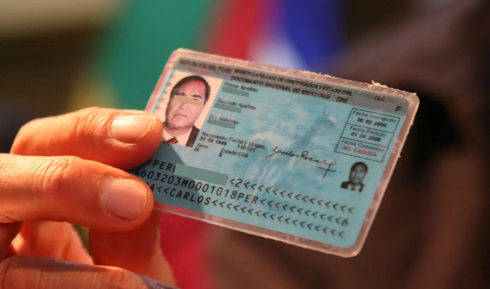 Reniec se encarga de la identificación de las personas, la emisión del DNI y la organización de los registros civiles en el Perú. Foto: composición LR/Andina