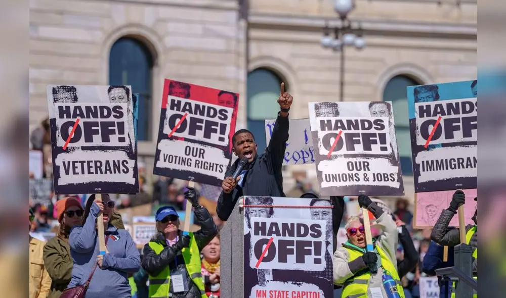 Más de 1.400 protestas masivas bajo el lema “Hands off!” fueron realizadas en todo Estados Unidos. Foto: EFE