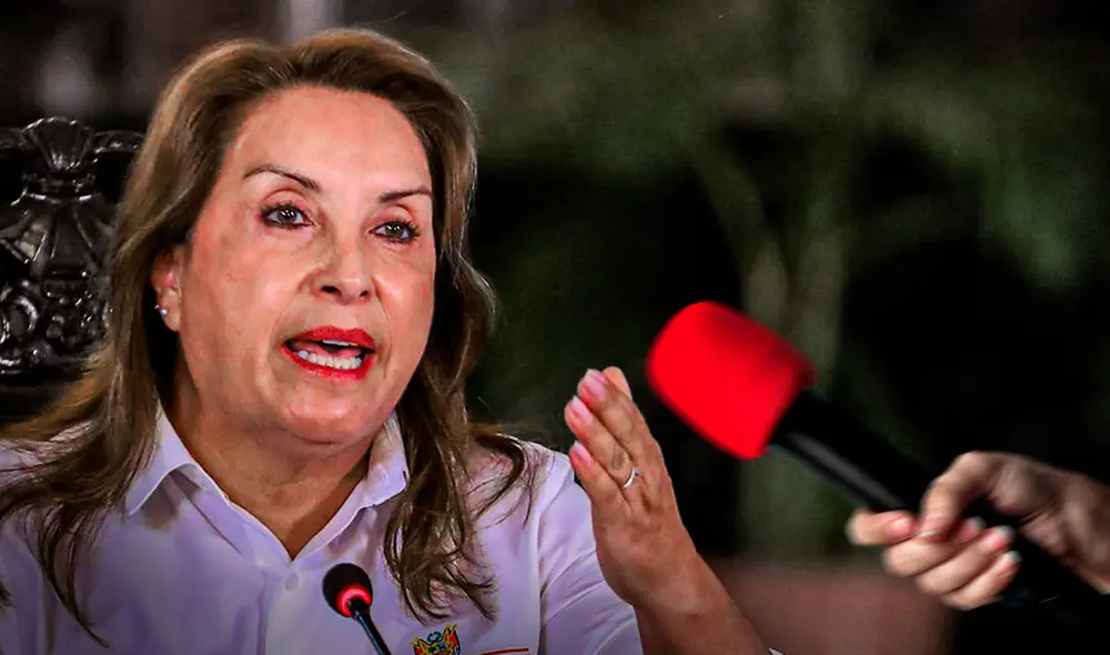 El gobierno de Dina Boluarte ha sido sindicado por sus ataques a la prensa | Composición: Jazmín Ceras / Foto: LR.