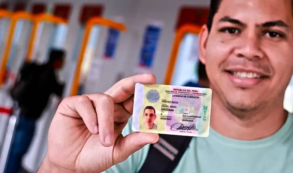 Nueva normativa establece categorías y vigencias para licencias de conducir en Perú. Foto: composición LR/Andina.