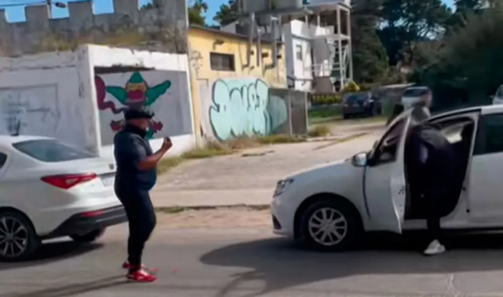 Un video se hizo viral rápidamente por la curiosa escena que protagonizaron dos hombres en plena calle de Argentina. Foto: composición LR/ TikTok Un video se hizo viral rápidamente por la curiosa escena que protagonizaron dos hombres en plena calle de Argentina. Foto: composición LR/ TikTok