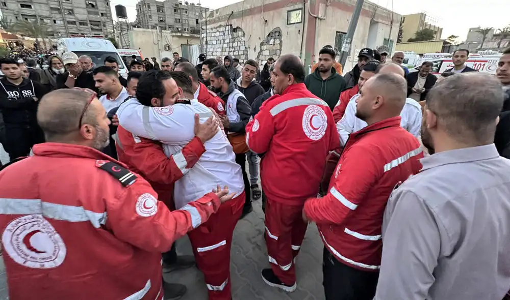 El convoy que acudió en busca de los paramédicos y rescatistas fue víctima de los disparos, al igual que la ambulancia que llegó para asistirlos. Foto: France 24.