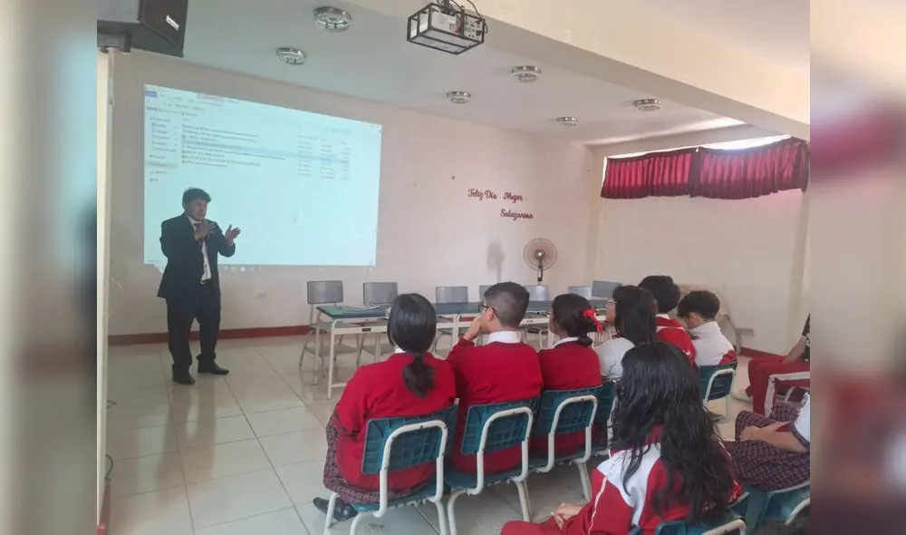 Esta actividad busca sensibilizar a los jóvenes y fomentar la formación de ciudadanos informados.