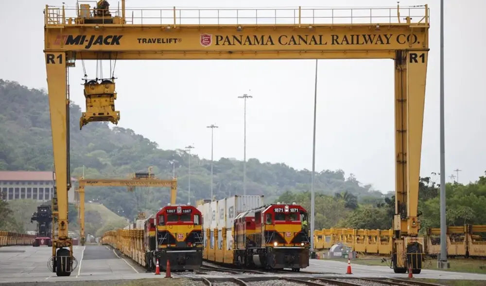 La operación, que conecta los océanos Atlántico y Pacífico, fortalece la posición de Panamá como hub intermodal en América Latina, generando confianza de grandes empresas en su economía. Foto: EFE