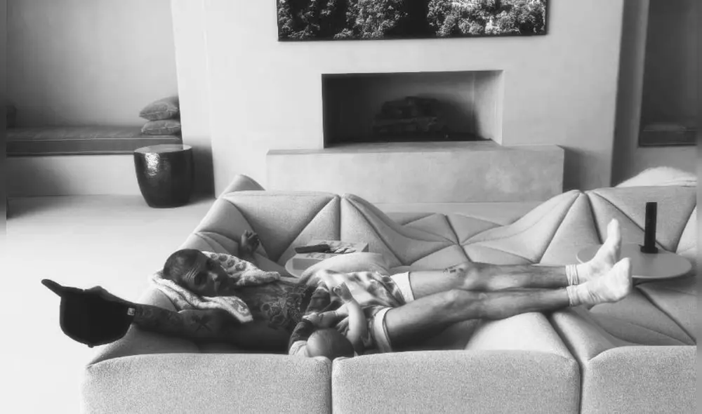 El cantante comparte una foto junto a su hijo Jack Blues Bieber, de tan solo siete meses, quien descansa entre sus piernas. Foto: Instagram (@justinbieber)