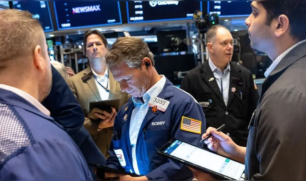Operadores trabajan en el piso de la Bolsa de Valores de Nueva York. Foto: AFP. Operadores trabajan en el piso de la Bolsa de Valores de Nueva York. Foto: AFP.