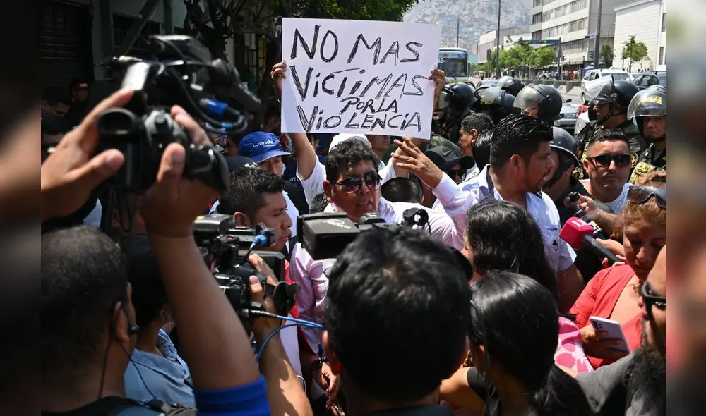 Marcha de transportistas llega al frontis del Congreso. Foto: La República