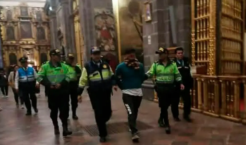 Autoridades detuvieron al iracundo ciudadano que agredió a golpes al sacerdote de la iglesia. Foto: Luis Álvarez