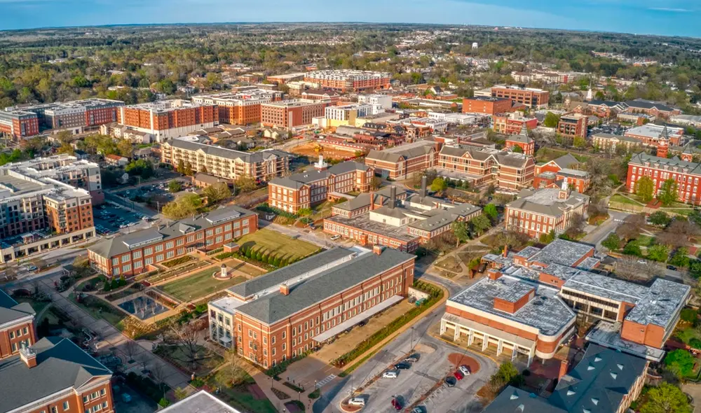 Conoce las mejores ciudades para vivir al norte de California en 2025, según ranking de World Atlas. Foto: The Hotel at Aurburn University