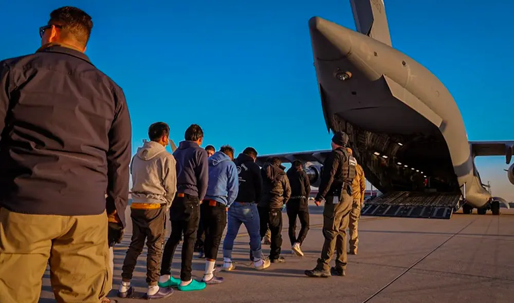 Donald Trump ha deportado alrededor de unas 100.000 personas hasta el momento. Foto: El Trapezio Donald Trump ha deportado alrededor de unas 100.000 personas hasta el momento. Foto: El Trapezio