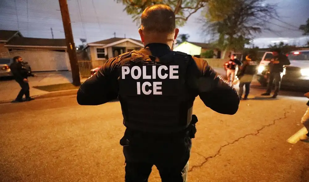 Los agentes de ICE deben contar con una identificación que los respalde en las redas contra inmigrantes. Foto: Los Angeles Times
