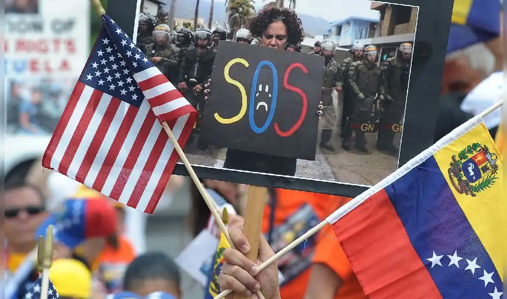 Organizaciones como Human Rights Watch y el ACLU critican la criminalización de toda la comunidad, lo que vulnera el derecho al asilo de inmigrantes que buscan refugio en Estados Unidos. Foto: EFE