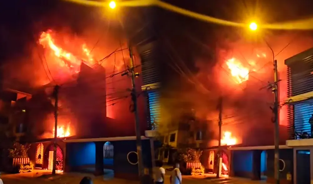Catorce unidades de bombero enfrentan la emergencia para evitar que el fuego se propague. Foto: Composición LR