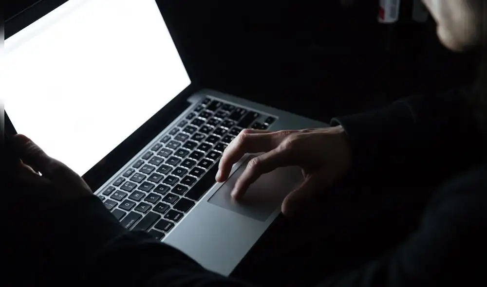 Matthew Bathula, farmacéutico acusado, habría violado la privacidad de sus compañeras durante casi una década al acceder sin permiso a su información personal, según investiga el FBI. Foto: Freepik