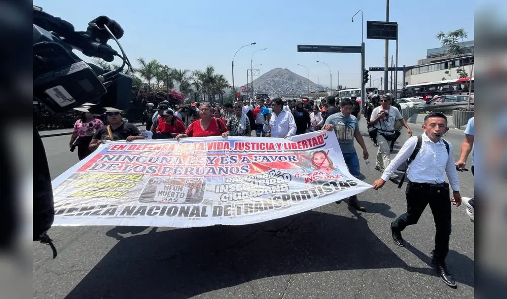 Transportistas marcharon hasta el centro de Lima para exigir que autoridades paren la ola de violencia. Foto: Kevinn García Transportistas marcharon hasta el centro de Lima para exigir que autoridades paren la ola de violencia. Foto: Kevinn García