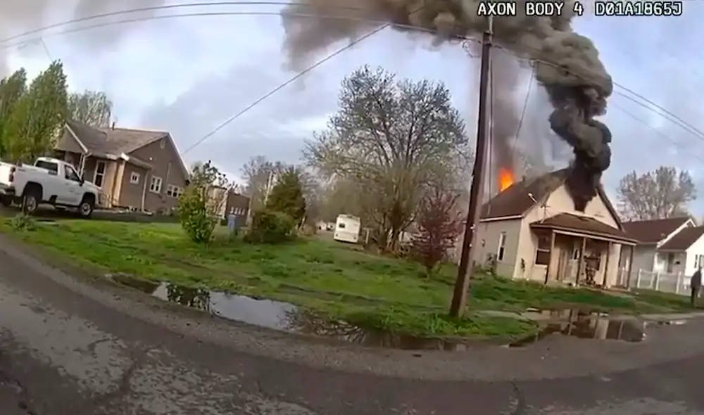 El pasado 3 de abril, un bombero fue rescatado tras una fuerte explosión en Illinois. Foto: X/@abc