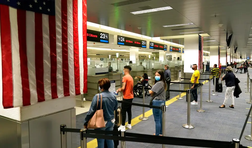 Residentes permanentes con Green Card deben superar controles migratorios al regresar a EE.UU. Foto: Los Angeles Times