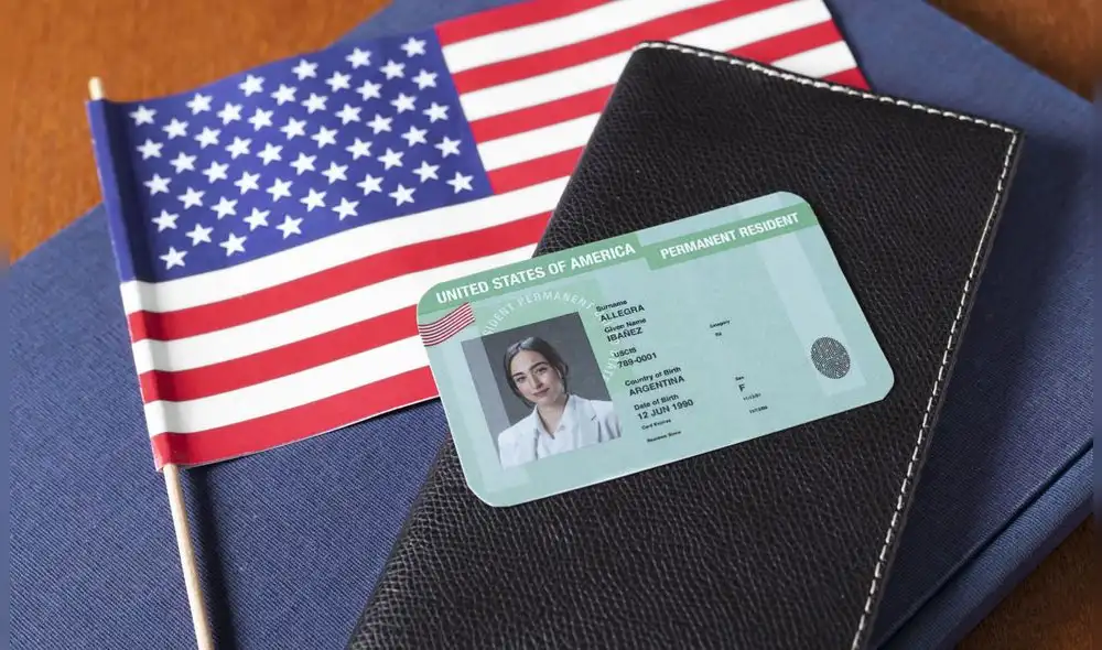 Obtener la Green Card es un proceso complejo para inmigrantes indocumentados, pero existen varias opciones legales como la reunificación familiar y otros programas especiales. Foto: Freepik