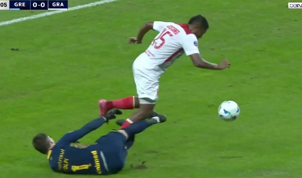 El arquero de Gremio cometió una falta contra Rostaing, pero no cobraron penal para Atlético Grau. Foto: captura/DSports