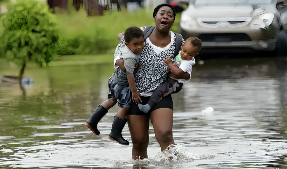 La suspensión de traducciones del NWS pone en riesgo a millones de personas que no hablan inglés, limitando el acceso a alertas meteorológicas cruciales. Foto: composición LR/Diario Las Américas