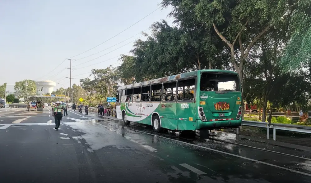 Bus 'Vipusa' se incendió tras explosión en SJM. Foto: Rutas de Lima