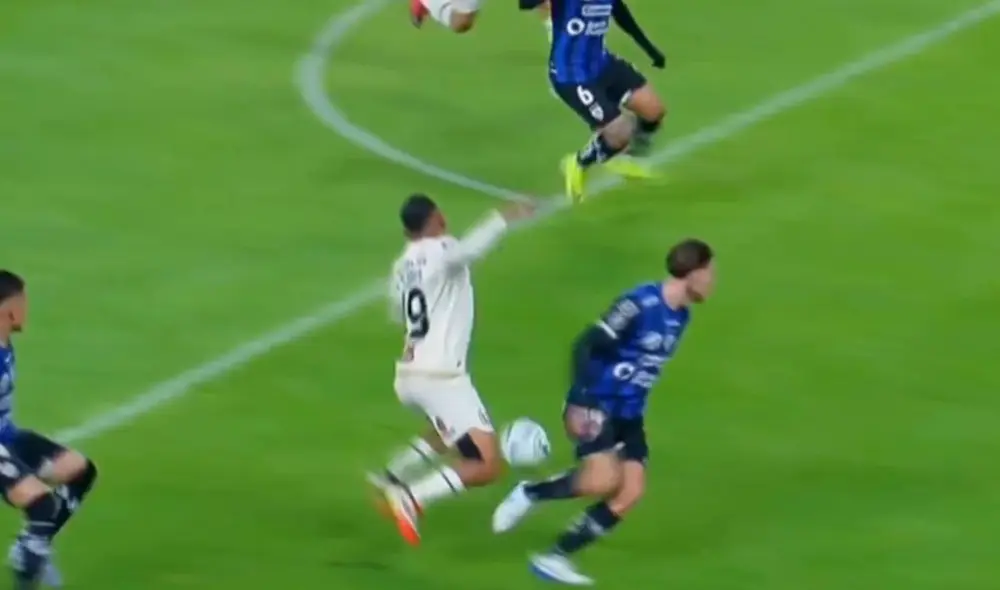 Edison Flores cayó en el área, pero el árbtiro no cobró penal a favor de Universitario. Foto: captura/ESPN