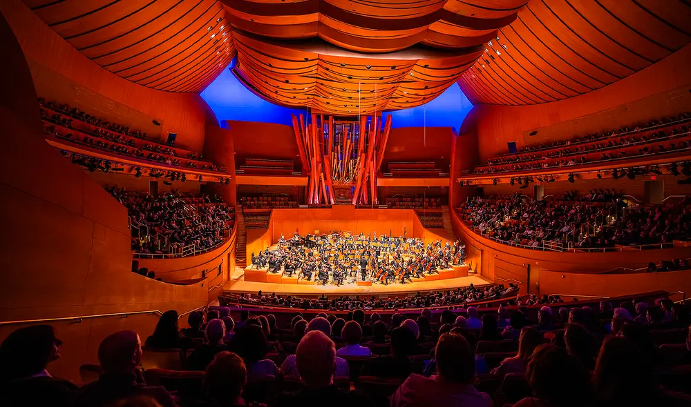 Los testigos confirmaron que la orquesta continuó tocando sin interrupciones, mientras el público reaccionó con asombro ante la inesperada expresión de emoción. Foto: Refik Anadol.
