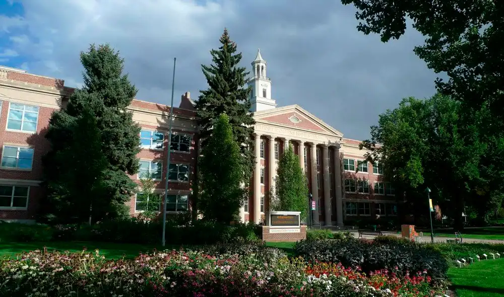 El Senado aprobó el proyecto de ley 276, que restringe el acceso de inmigración a escuelas y universidades, generando un entorno más seguro para las comunidades inmigrantes. Foto:  MeQuieroIr.com