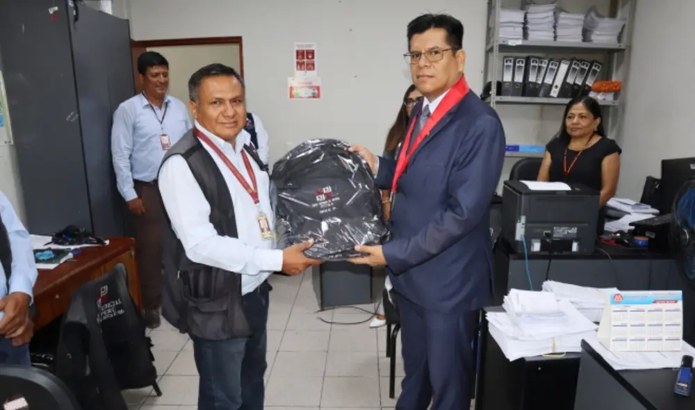 La entrega simbólica incluyó chalecos, mochilas y bloqueadores, gracias al apoyo de diversas entidades, para cuidar el bienestar del personal en el campo.