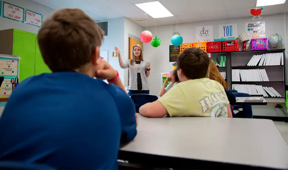 Destaca la "Ley de Protección de la Investigación y la Educación de 2025", que asegura la integridad educativa ante adversarios como China y Rusia. Foto: Forward Arkansas Destaca la "Ley de Protección de la Investigación y la Educación de 2025", que asegura la integridad educativa ante adversarios como China y Rusia. Foto: Forward Arkansas