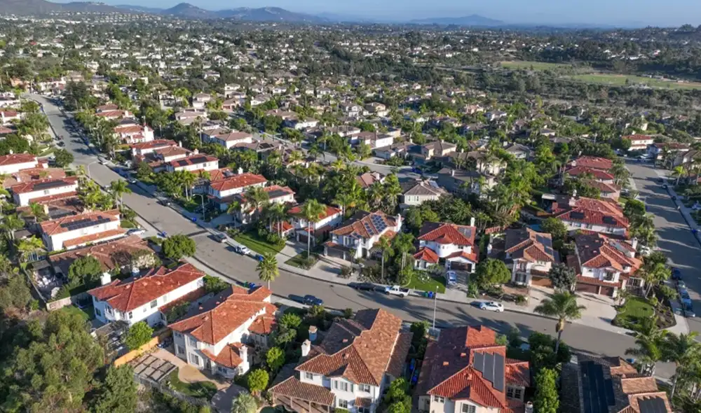 La probabilidad de un incendio en Clovis es del 60,3% y la comunidad de Tollhouse, en las faldas de la montaña, es del 97,4%. Foto: TV Azteca.