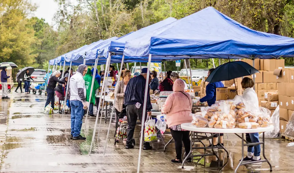 Florida lanza iniciativas para ofrecer alimentos gratuitos a sus residentes, buscando ayudar a quienes enfrentan dificultades económicas. Foto: Iglesia Adventista Winter Park Spanish