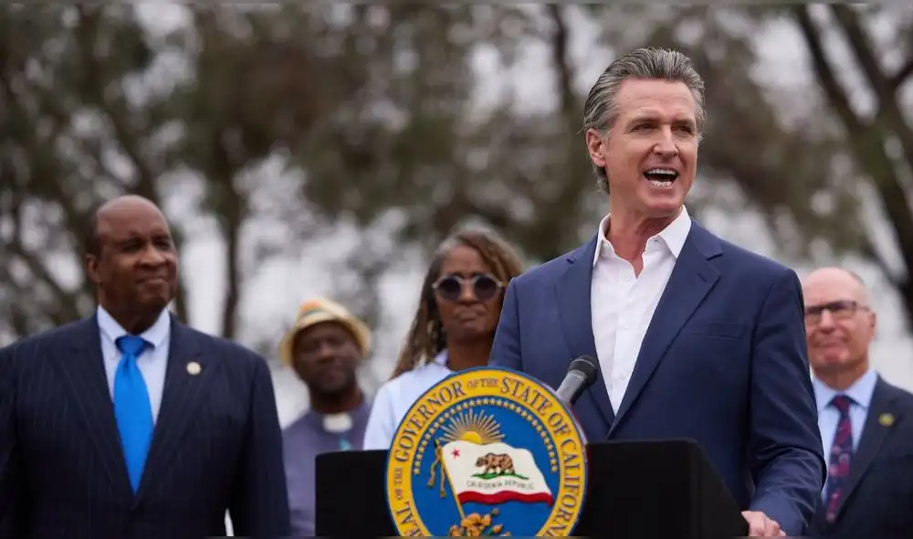 Gavin Newsom promovió la vigencia de una ley relacionada con la conducción en California, imponiendo castigos a quien no la respeta. Foto: difusión.