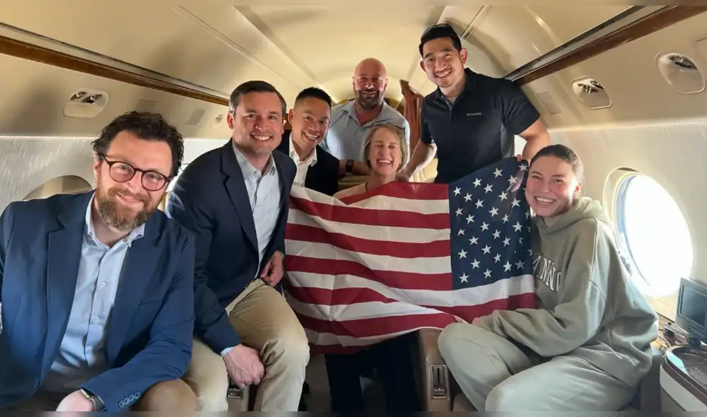 Ksenia Karelina, ciudadana de Estados Unidos, fue captada sosteniendo la bandera de su país durante el vuelo que la trasladaba de regreso a territorio estadounidense. Foto: RTVE Ksenia Karelina, ciudadana de Estados Unidos, fue captada sosteniendo la bandera de su país durante el vuelo que la trasladaba de regreso a territorio estadounidense. Foto: RTVE