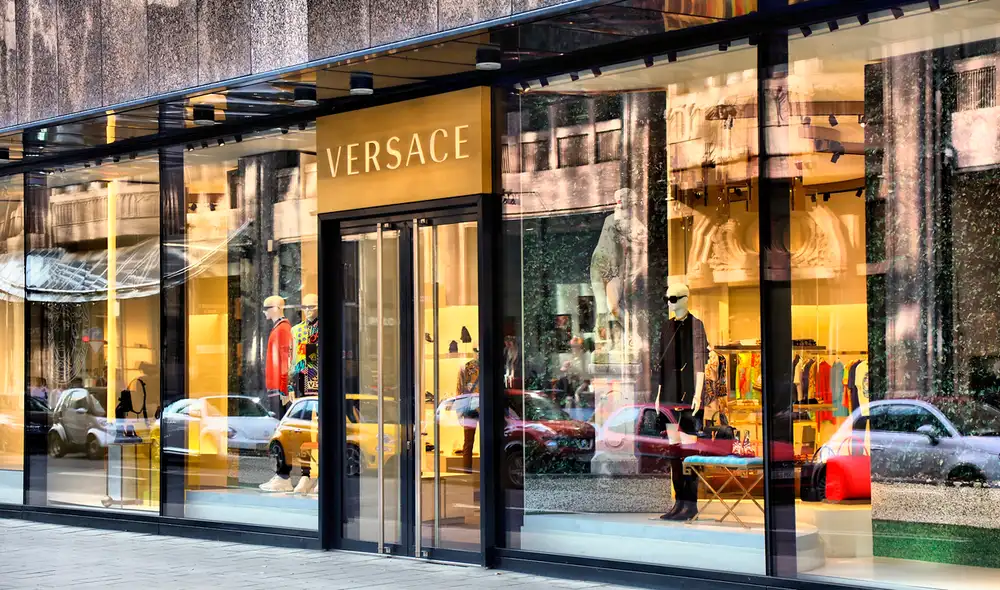 Se espera que la transacción de la compra de Versace se complete en la segunda mitad del 2025. Foto: difusión Se espera que la transacción de la compra de Versace se complete en la segunda mitad del 2025. Foto: difusión