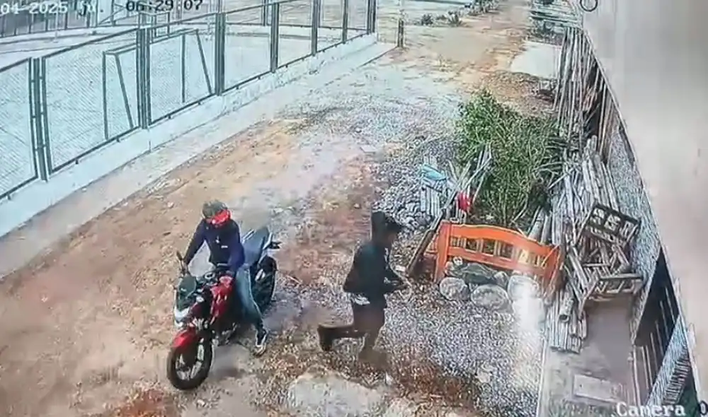 Cámara captó a extorsionadores dejando explosivo en casa. Foto: difusión. Cámara captó a extorsionadores dejando explosivo en casa. Foto: difusión.