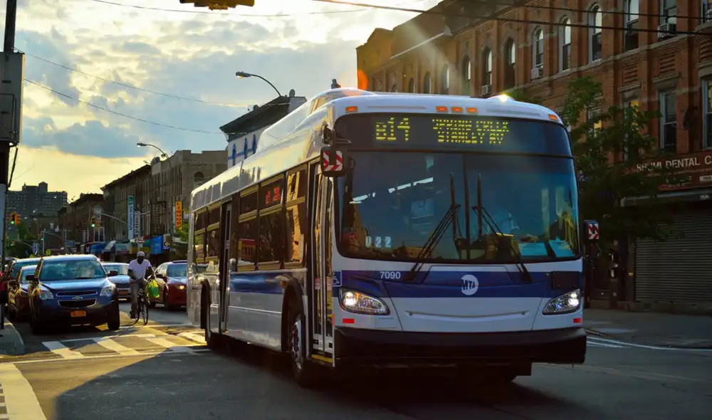 Queens estrenará nuevas rutas y señalización desde el 2 mayor rediseño de autobuses en décadas, con 124 rutas y mayor inversión. Foto: composición LR/iStock9 de junio, en el