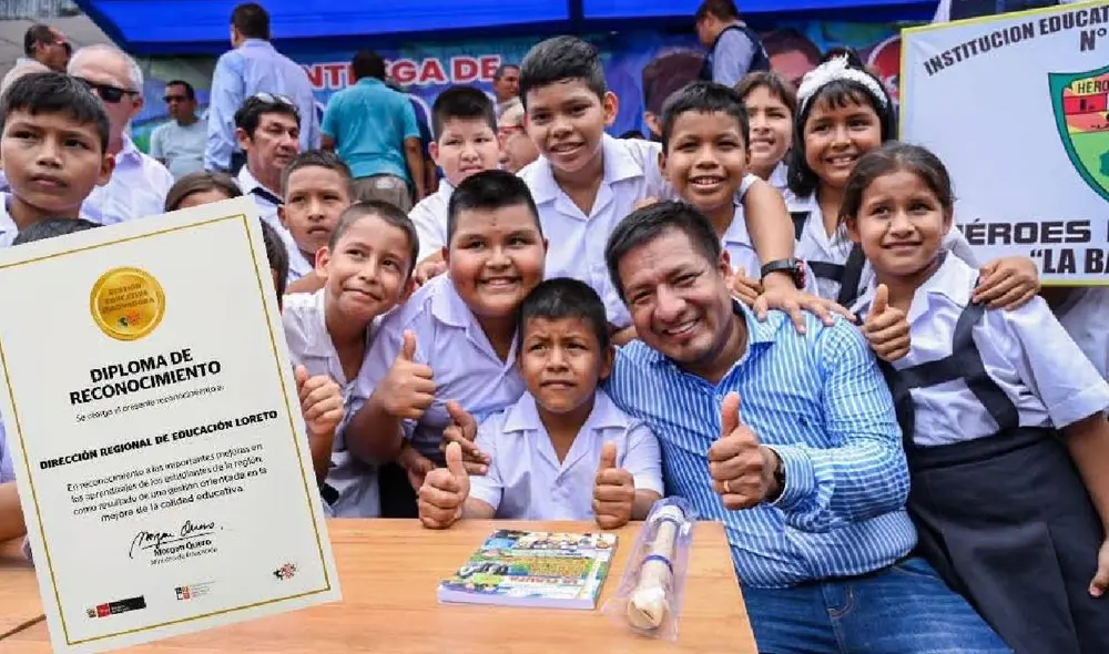Gobernador René Chávez recibe diploma Minedu por avances educativos en Loreto.